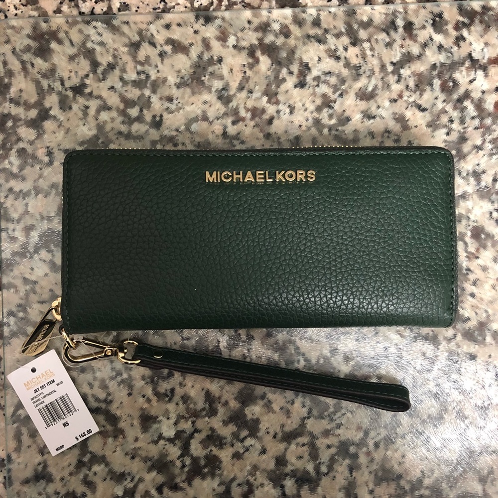 Michael Kors - heather green wallet 😍